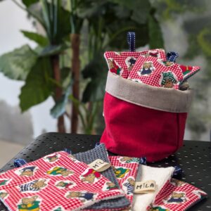 Corbeille + 7 serviettes de table motif rouge